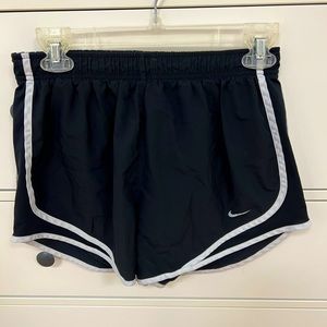 Nike Dri Fit Women’s Tempo Running Short - L